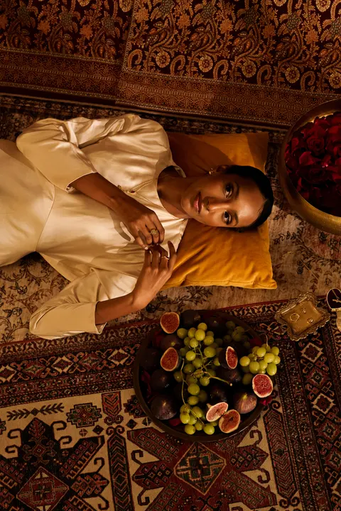 Model seen from above, resting against the cushions