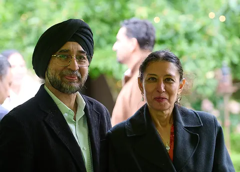 Two guests in turbans talking together